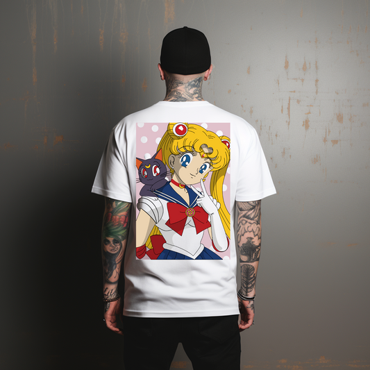 Camiseta Oversize "Sailor Moon &amp; Luna" - La Guerrera de la Luna en su Máximo Esplendor